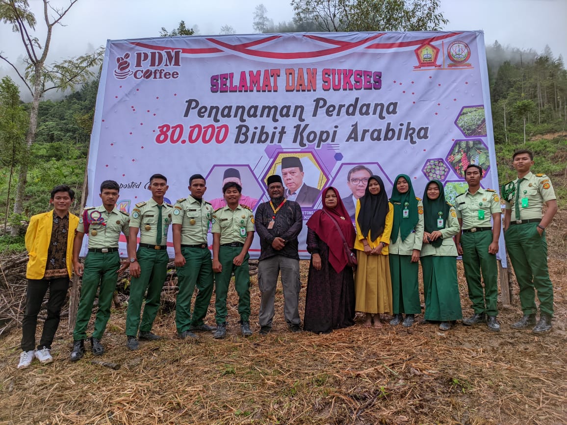 Program Magang, Mahasiswa Polbangtan Kementan Tanam Bibit Kopi di Sipirok