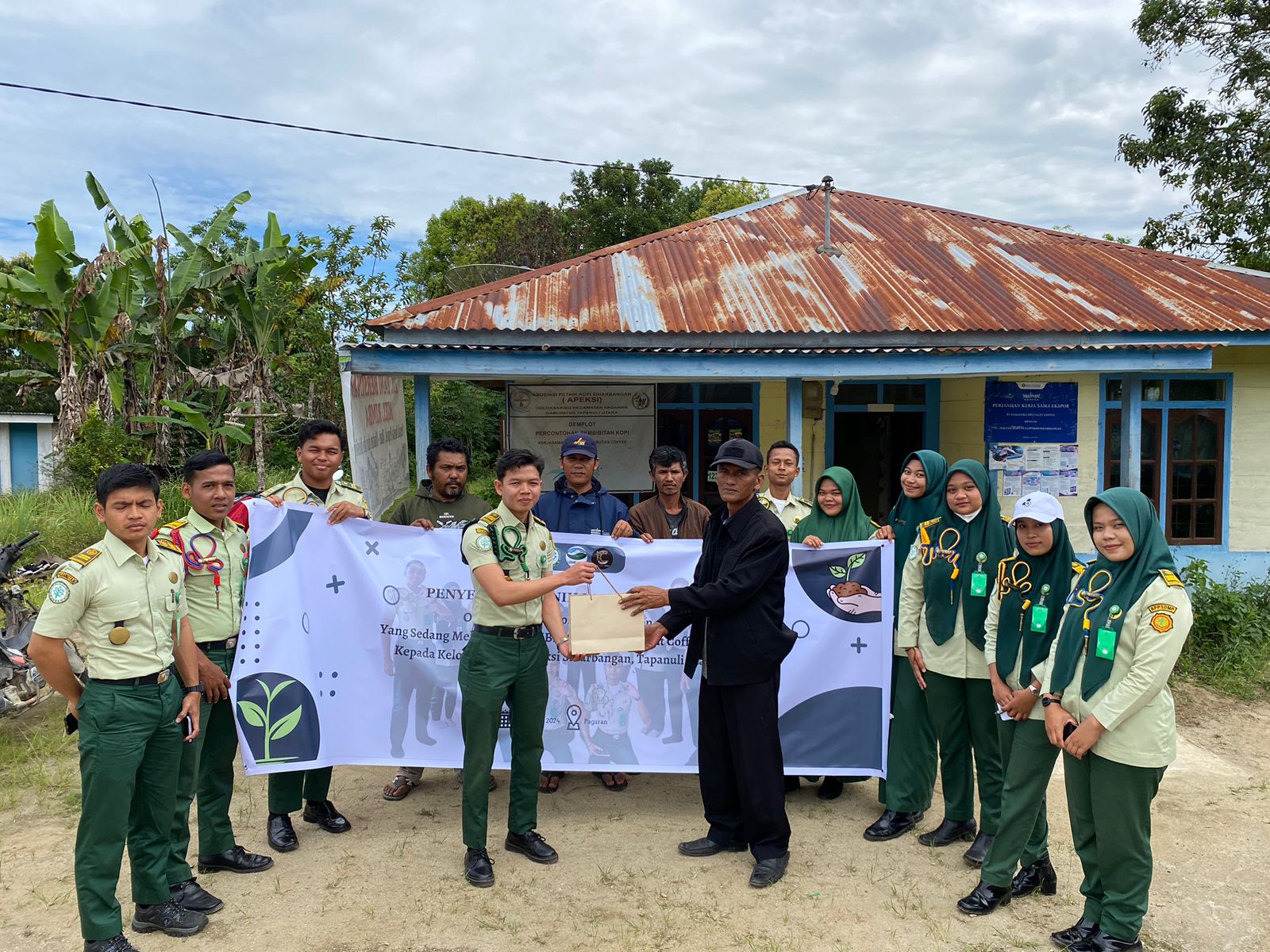 Mahasiswa Polbangtan Medan Edukasi Manfaat Lamtoro bagi Tanaman Kopi
